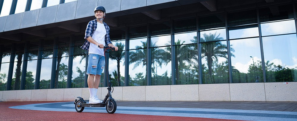 Elektromobilný skúter 5TH WHEEL V30 Pro, 10" plástvový pneumatik, 350W predný motor (MAX 520W), max. rýchlosť 18 mph, 36V 7,5Ah batéria.