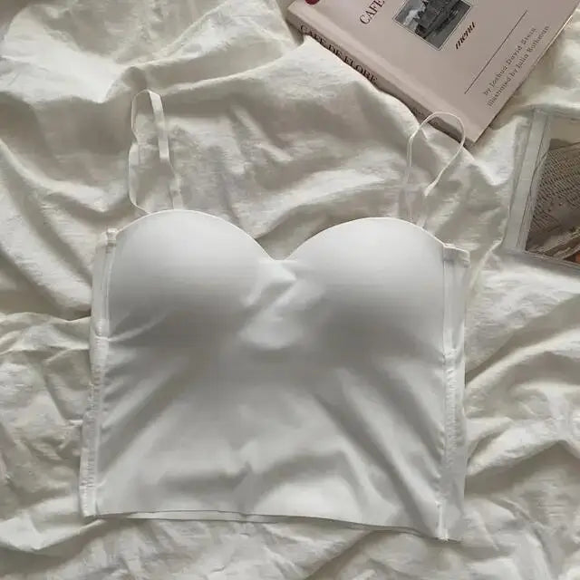 Príťažlivé dievčatá, ktoré nosia jednofarebné ohlávkové topy, nosia športové vesty, sexi tenké košele, bezšvové vonkajšie podprsenky