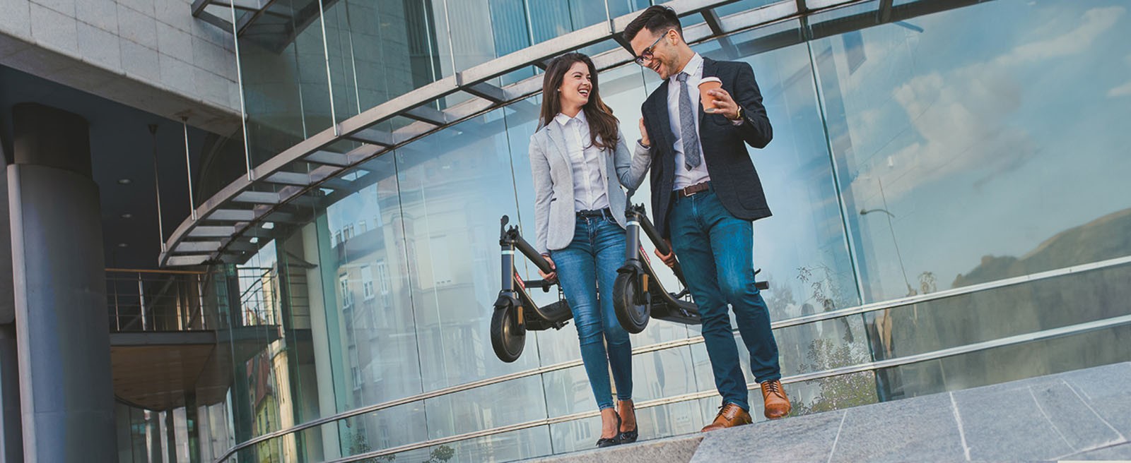 Elektromobil Atomi E20, 8,5 palcové nafukovacie kolesá, 250W motor (maximálny výkon 500W), 36V 7,5Ah batéria, dojazd 30 km, dvojité brzdy, nosnosť 120 kg.