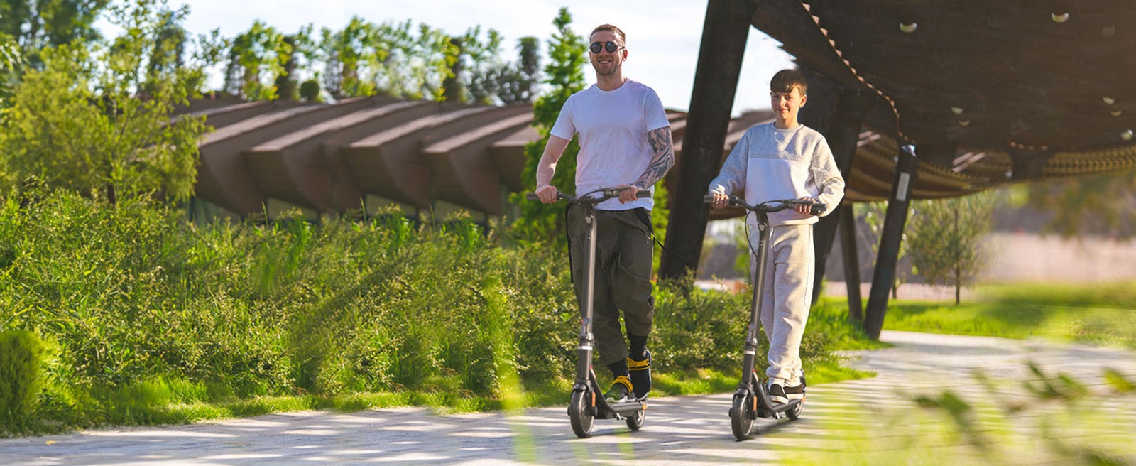 Elektrokolobežka Atomi E20, 8,5 palcové nafukovacie kolesá, 250W motor (maximálny výkon 500W), 36V 7,5Ah batéria, dojazd 30 km, dvojité brzdy, nosnosť 120 kg.