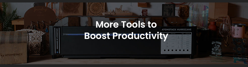 Laserový gravírovací a rezací stroj ATOMSTACK Hurricane CO2 triedy 1, 55 W výkon, 0,01 mm presnosť, 600 mm/s gravírovacia rýchlosť, 500*300 mm, viditelný červený svetelný indikátor, 5MP kamera, automatický hasiaci systém, systém odvodzovania dymu