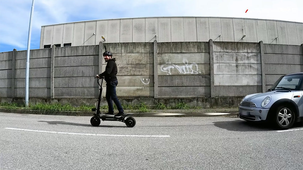 Elektromobilná kolobežka BOYUEDA S3-11, 2x 3000W motor, maximálna rýchlosť 85 km/h, batéria 2280Wh s dojazdom až 120 km, 11-palcové bezdušové terénne pneumatiky s pilovým zubovým vzorom, dvojité hydraulické kotúčové brzdy, hydraulické tlumiče, LCD displej, sklon až 45°, celoplošné osvetlenie a smerové svetlá.