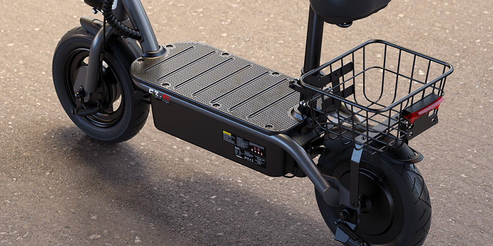 Elektromobilný skúter iScooter F3 s sedadlom a zadným košíkom, 1000W motor, 48V 13Ah batéria, 10-palcové pneumatiky, maximálna rýchlosť 45 km/h, dojazd 60 km, predná a zadná bubnová brzda, maximálne zaťaženie 120 kg.