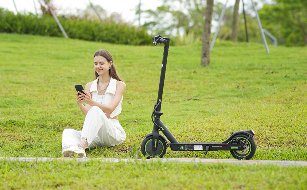 Elektromobilná kolobežka isinwheel S9 Pro, 350W motor, 36V 7,5Ah batéria, 8,5 palcové pneumatiky, maximálna rýchlosť 25 km/h, dojazd 28 km, ovládanie cez aplikáciu.