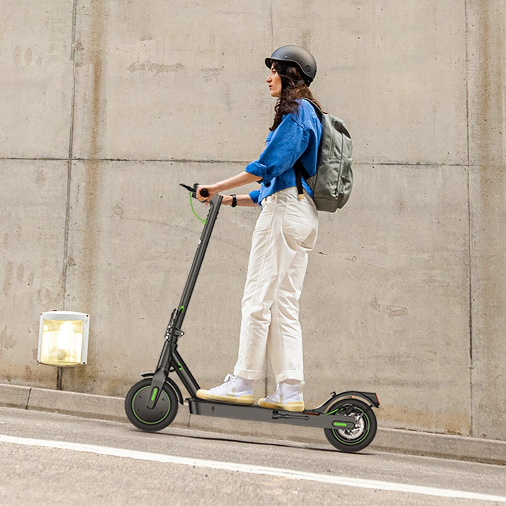 Elektromobilná kolobežka isinwheel S9 Pro, 350W motor, 36V 7,5Ah batéria, 8,5 palcové pneumatiky, maximálna rýchlosť 25 km/h, dojazd 28 km, ovládanie cez aplikáciu.