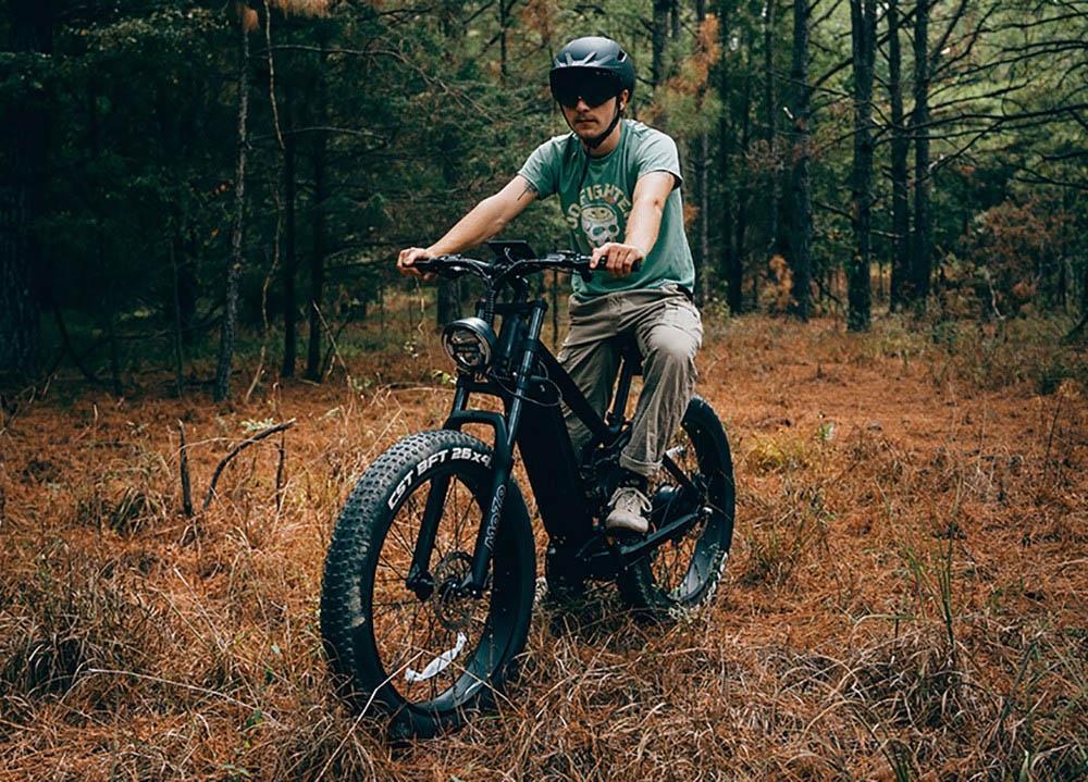 Elektrokol Vitilan T7, horské kolo, 26*4.0 palcové CST široké pneumatiky, 750W motor Bafang, 48V 20Ah batéria, maximálna rýchlosť 28 mph, maximálny dojazd 80 míľ, podsvietený LCD displej, hydraulické kotúčové brzdy vpredu a vzadu, 8-stupňová prevodovka SHIMANO - čierna