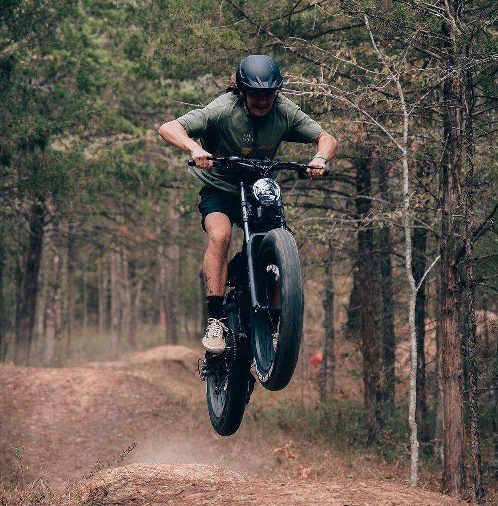 Elektrokol Vitilan T7, horské kolo, 26*4.0 palcové CST široké pneumatiky, 750W motor Bafang, 48V 20Ah batéria, maximálna rýchlosť 28 mph, maximálny dojazd 80 míľ, podsvietený LCD displej, hydraulické kotúčové brzdy vpredu a vzadu, 8-stupňová prevodovka SHIMANO - čierna