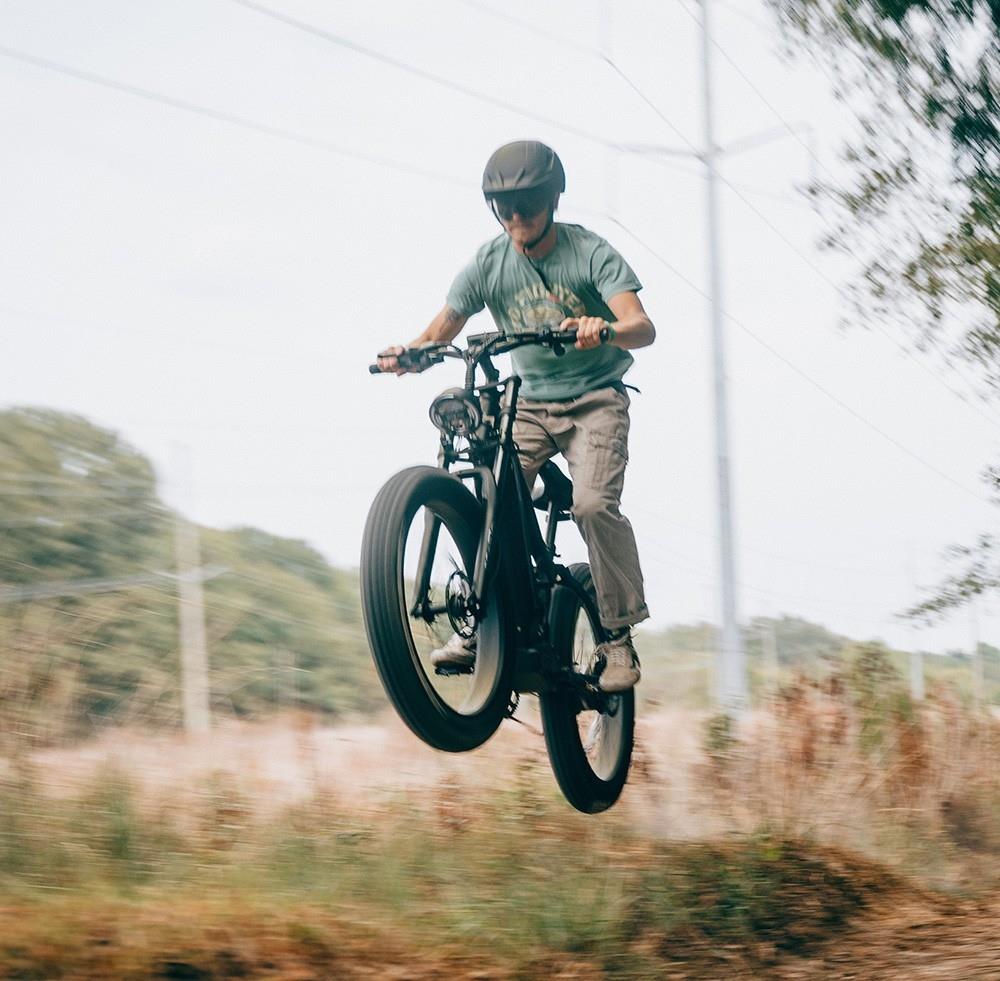 Elektrokol Vitilan T7, horské kolo, 26*4.0 palcové CST široké pneumatiky, 750W motor Bafang, 48V 20Ah batéria, maximálna rýchlosť 28 mph, maximálny dojazd 80 míľ, podsvietený LCD displej, hydraulické kotúčové brzdy vpredu a vzadu, 8-stupňová prevodovka SHIMANO - čierna